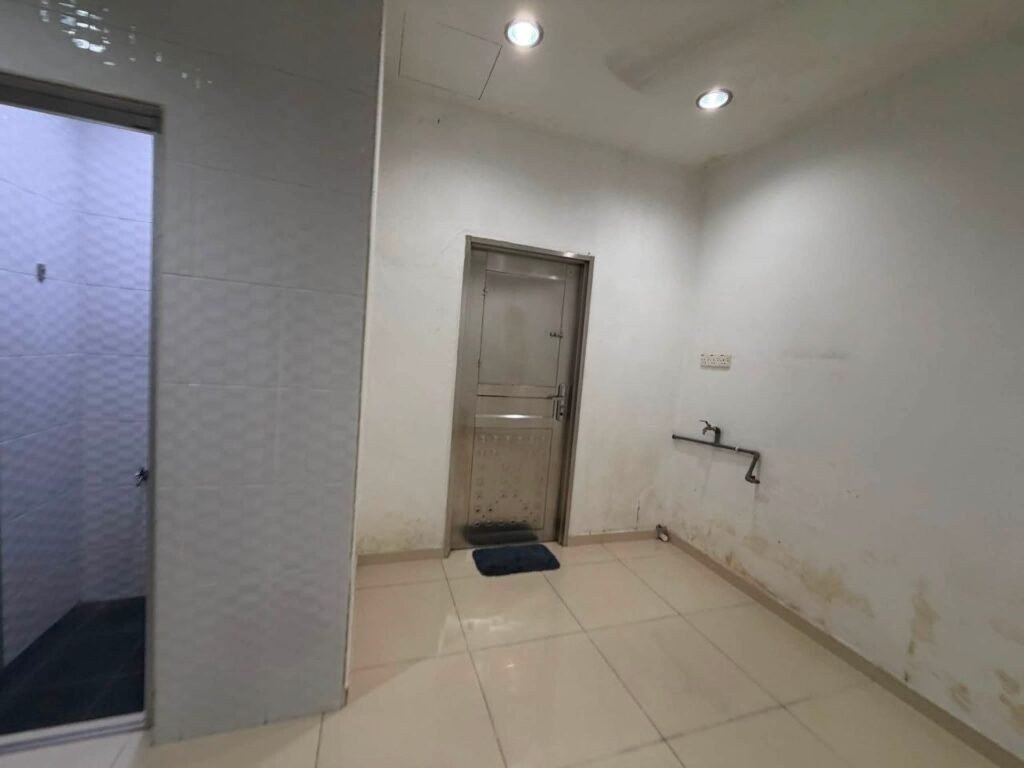 Compact room with sink and tiled walls