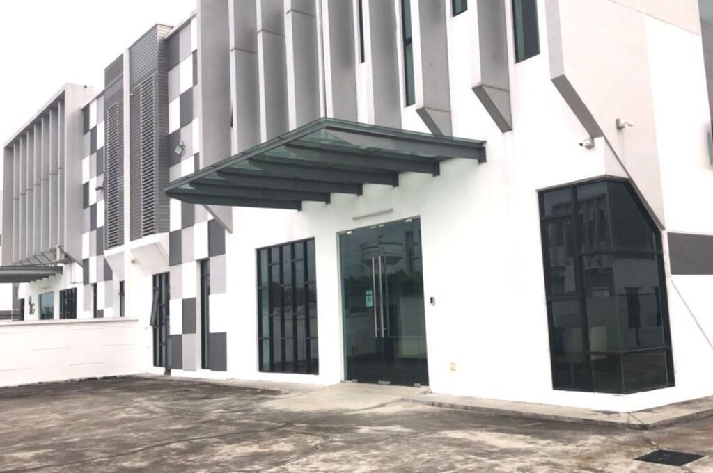 For Rent: Eco Business Park 1 Phase 1 1.5 Storey Semi D Factory Corner Unit